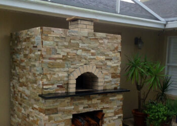 An outdoor wood fired pizza oven built by Forno Nardona.